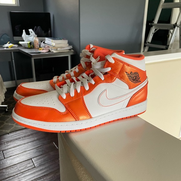 Air Jordan 1 Mid SE 'Electro Orange'